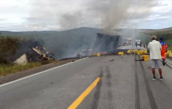 Motorista morre após caminhões colidirem e pegarem fogo em BR no Vale do Jiquiriçá