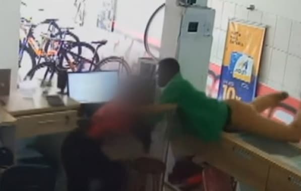 Atendente de loja na Bahia entra em luta corporal com assaltante; homem foi preso pela PM