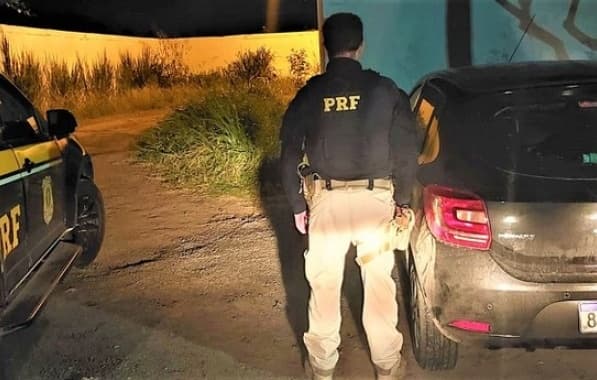 PRF prende suspeitos com porte ilegal de armas e veículo roubado na Região Metropolitana de Salvador 