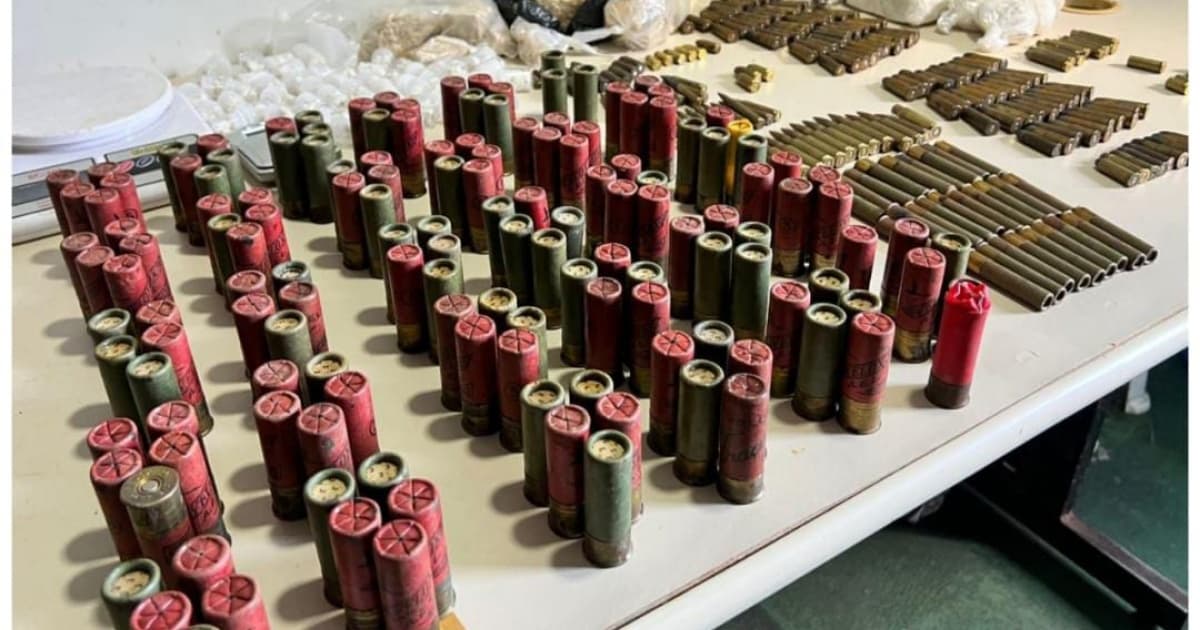 PM apreende drogas e munições em Monte Gordo, Camaçari; suspeitos fugiram após tiroteio