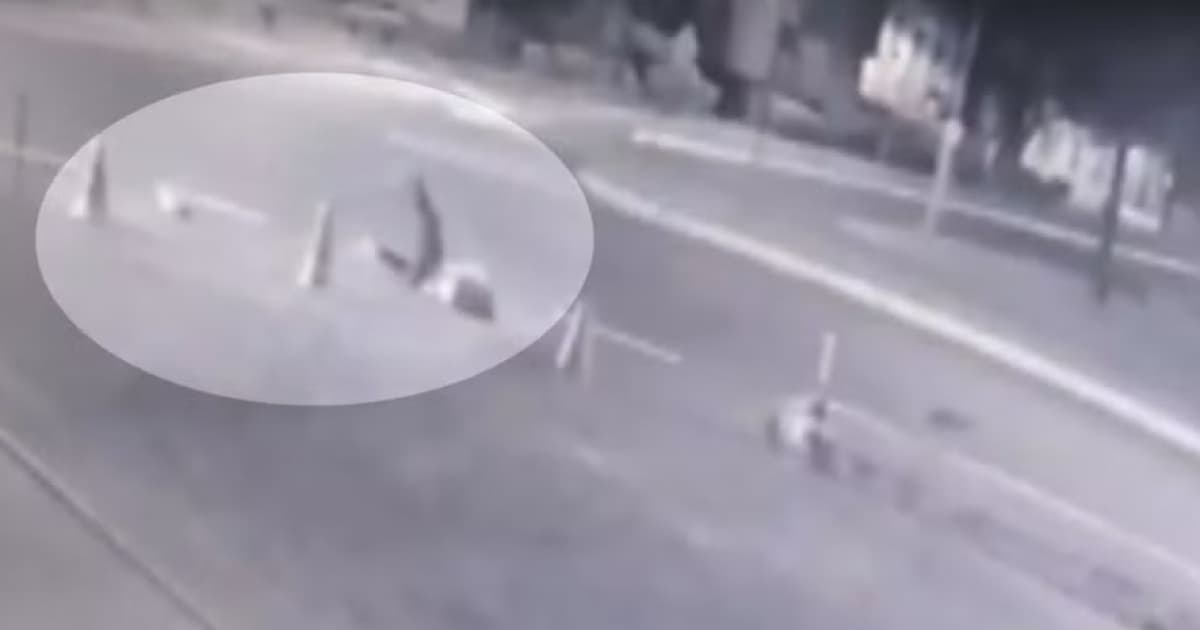 VÍDEO: Homem segue foragido após empurrar mulher e filho bebê de carro em movimento; caso ocorreu em Camaçari