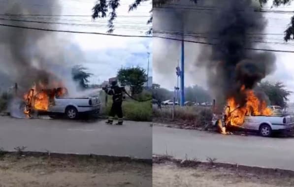 VÍDEO: Carro fica totalmente destruído após pegar fogo em cruzamento de avenida em Jequié