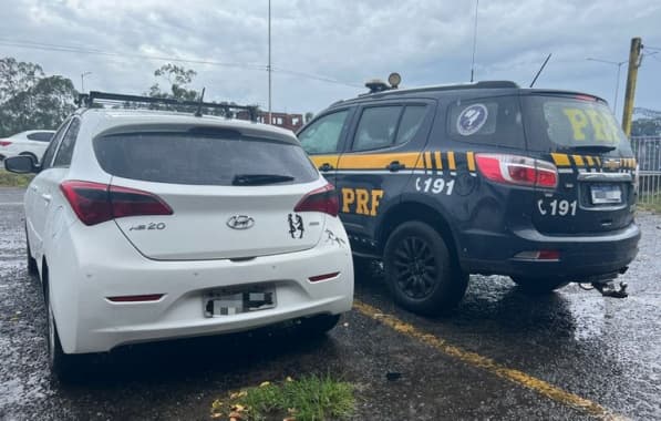 PRF apreende veículo roubado há sete anos em Simões Filho; motorista foi preso por receptação