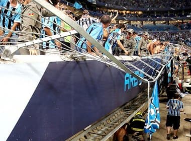 Grade cede e torcedores do Grêmio caem no fosso