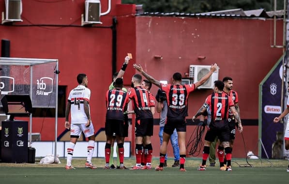 Wagner Leonardo desabafa após expulsão no jogo entre Vitória x São Paulo: "Arbitragem nos prejudicando"