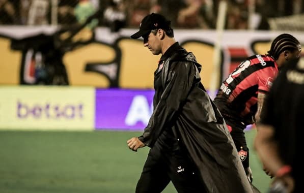 "Vitória está reaprendendo a jogar a Série A", diz Condé após quarta partida sem vencer