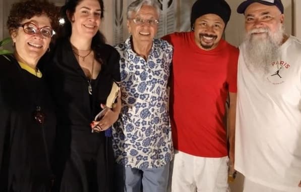 Caetano Veloso curte show de Magary Lord e distribui simpatia no Rio Vermelho