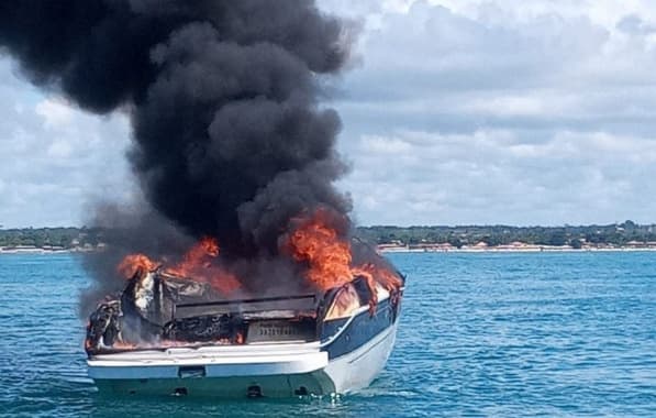 Lancha de passeio pega fogo no mar em Santa Cruz Cabrália; cortina de fumaça fica visível em Porto Seguro 