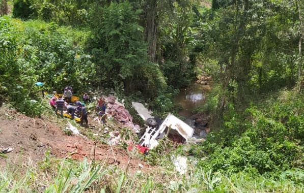Dois ficam feridos após caminhão despencar em barranco de quase 15 m na Bahia; carga foi saqueada
