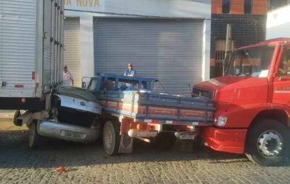Caminhão desgovernado atinge três veículos em Caetité