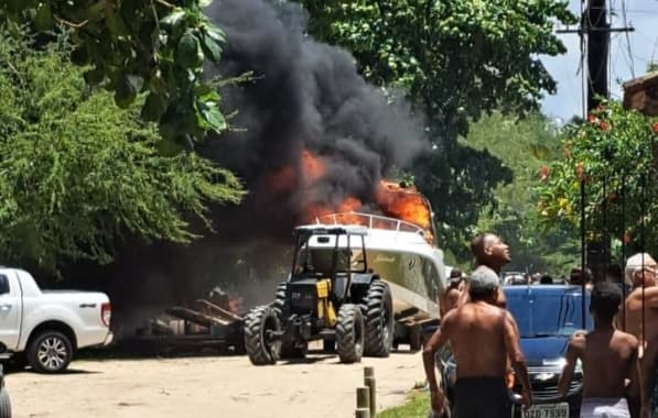 VÍDEO: Lancha é consumida pelo fogo na Marina de Cacha Pregos