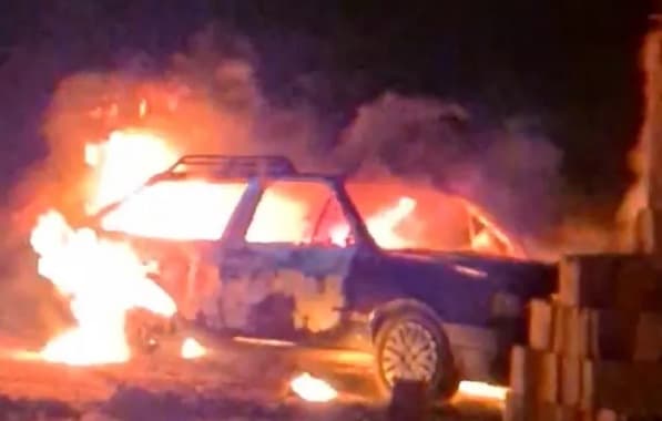 VÍDEO: Casal é conduzido para delegacia após briga e incêndio de veículo em Caetité