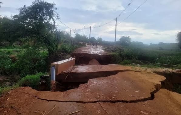 Chuva derruba ponte e deixa comunidade ilhada no sudoeste baiano 