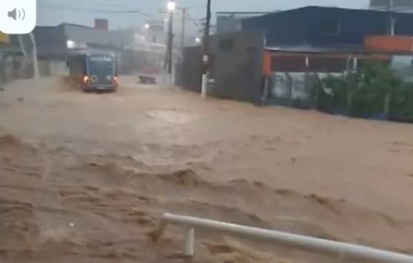 Chuva forte deixa ruas e avenidas debaixo de água em Ilhéus; árvore despenca em rodovia