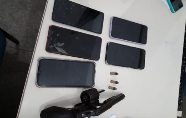 Três são presos com arma de fogo, munições e celulares em Lauro de Freitas