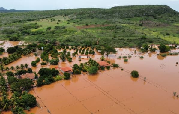 Chuva forte alaga cidade na divisa da Bahia com Sergipe e Alagoas; grupo caminhou com água no peito