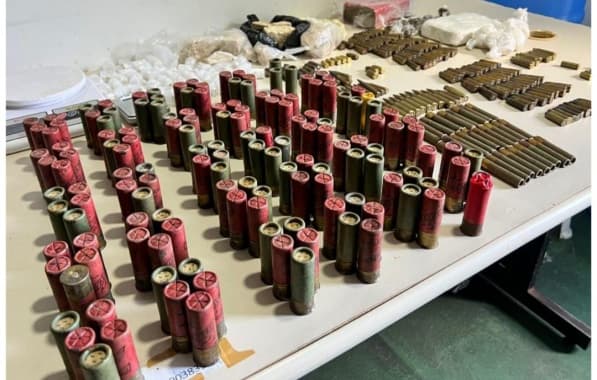 PM apreende drogas e munições em Monte Gordo, Camaçari; suspeitos fugiram após tiroteio