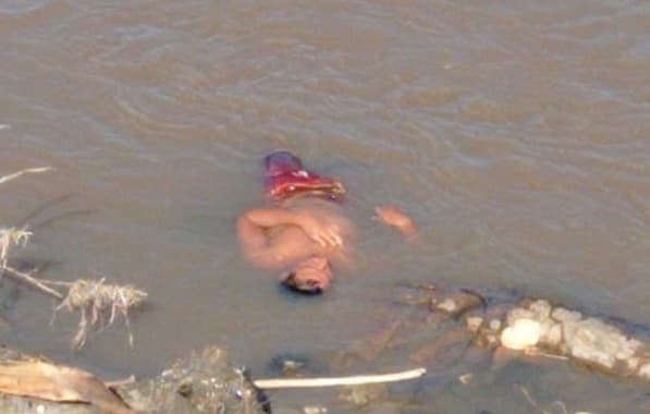 Homem desperta após “dormir” em rio na Bahia; bombeiros faziam resgate de corpo quando morador se mexeu
