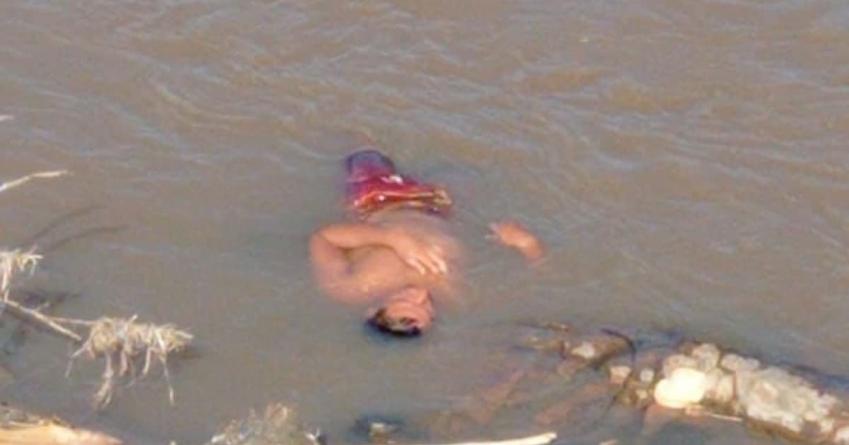 Homem desperta após “dormir” em rio na Bahia; bombeiros faziam resgate de corpo quando morador se mexeu