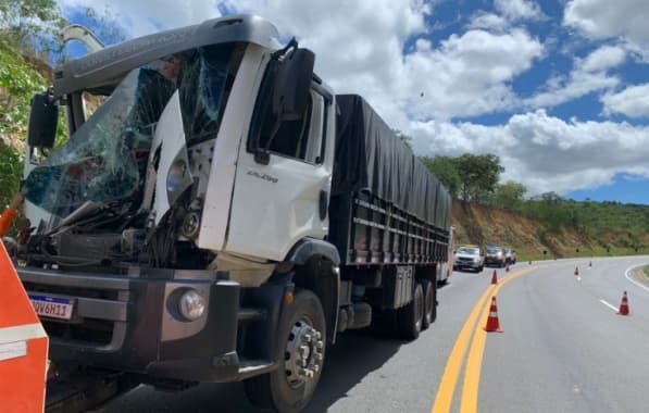 Colisões entre caminhões deixa motorista ferido na BR-116