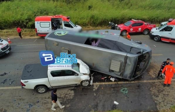 Colisão entre caminhonete e micro-ônibus deixa dezenas de feridos na BR-242