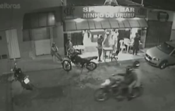 Homem morre a tiros após dupla a bordo de moto chegar em bar no Sudoeste baiano