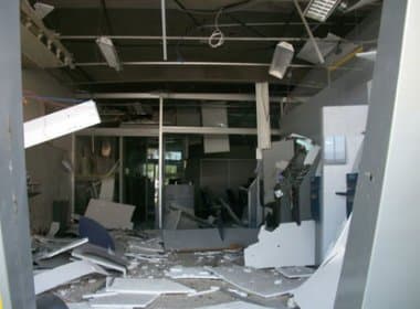 Tanhaçu: Quadrilha explode agência bancária