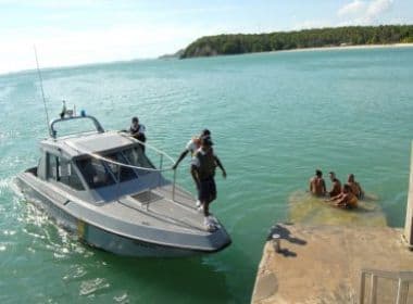 Embarcação que faz segurança da presidente bate em barco de passageiros em Aratu