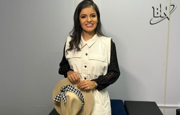 "Aqui foi onde tudo começou", conta Fernanda Vieira ao se apresentar no São João de Candeias