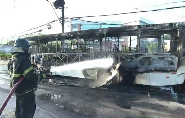 Ônibus pega fogo após pane elétrica em Lauro de Freitas