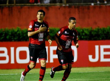 Neto Baiano marca e Vitória vence na estreia da Série B