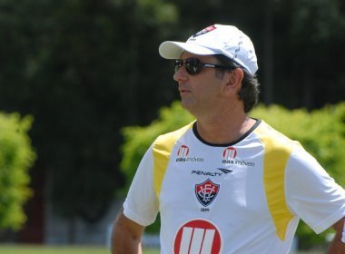 Caio Júnior comanda treino com Deola e Neto Coruja no time titular
