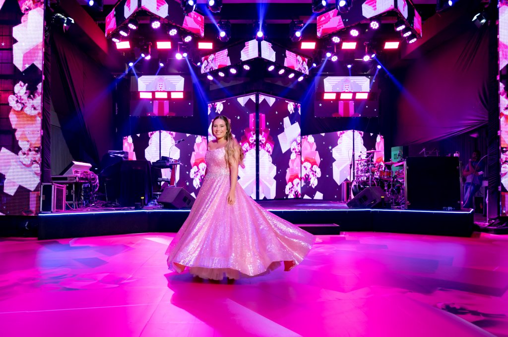 Sophia completa 15 anos com festa em Aracaju