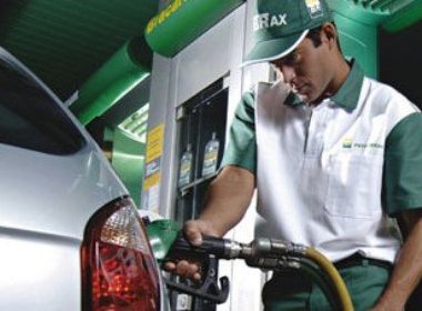 Preço da gasolina vai subir em 2013, diz Mantega