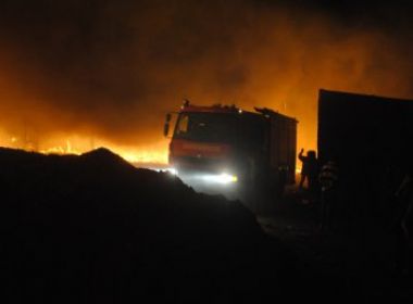 Conquista: Dez horas de incêndio destroem empresa de reciclagem