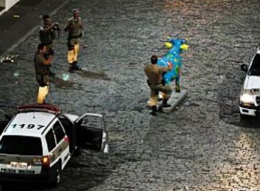 PMs são afastados por tirar fotos 'obscenas' ao lado de vaca