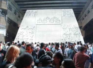 Após decidir por greve, Aspra ocupa Assembleia Legislativa e promete "dormir e comer" até Wagner chegar