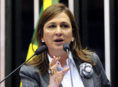 Senadora compara mulher de Cachoeira a vilã de Avenida Brasil; Andressa fica calada em CPI