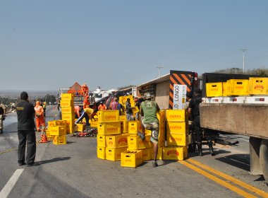 Conquista: Carreta carregada de cerveja tomba em anel rodoviário 