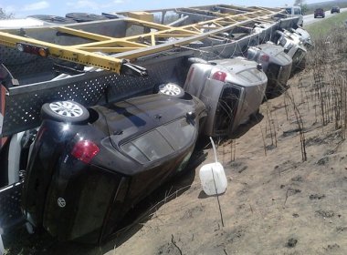 Conquista: Caminhão-cegonha com nove carros tomba na BR-116