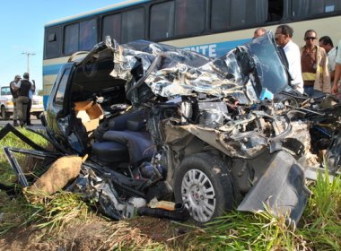 Conquista: Acidente entre ônibus e carro deixa casal ferido
