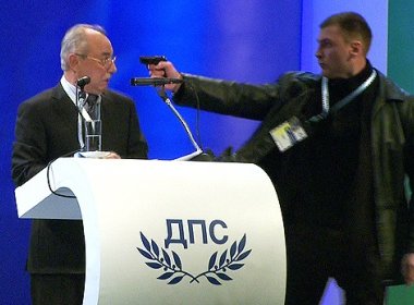 Homem tenta matar político búlgaro durante discurso, mas arma falha