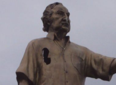 Estátuas de Jorge Amado sofrem ato de vandalismo