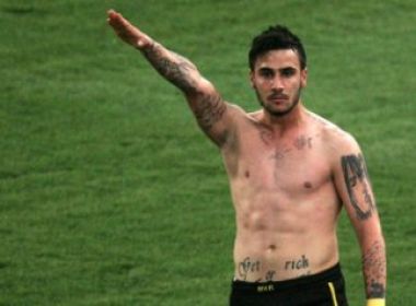 Meia grego é banido da seleção após gesto nazista em comemoração por gol