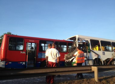 Colisão de ônibus deixa feridos na Avenida ACM