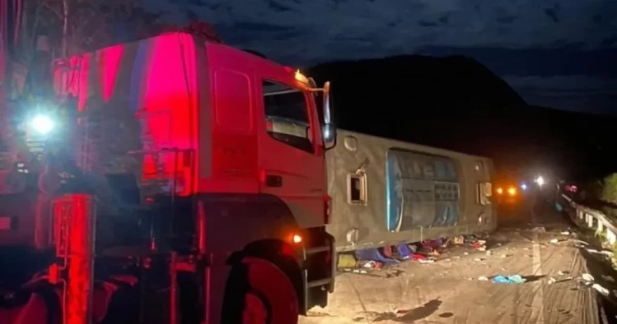 Ônibus tomba e deixa sete mortos em Minas Gerais