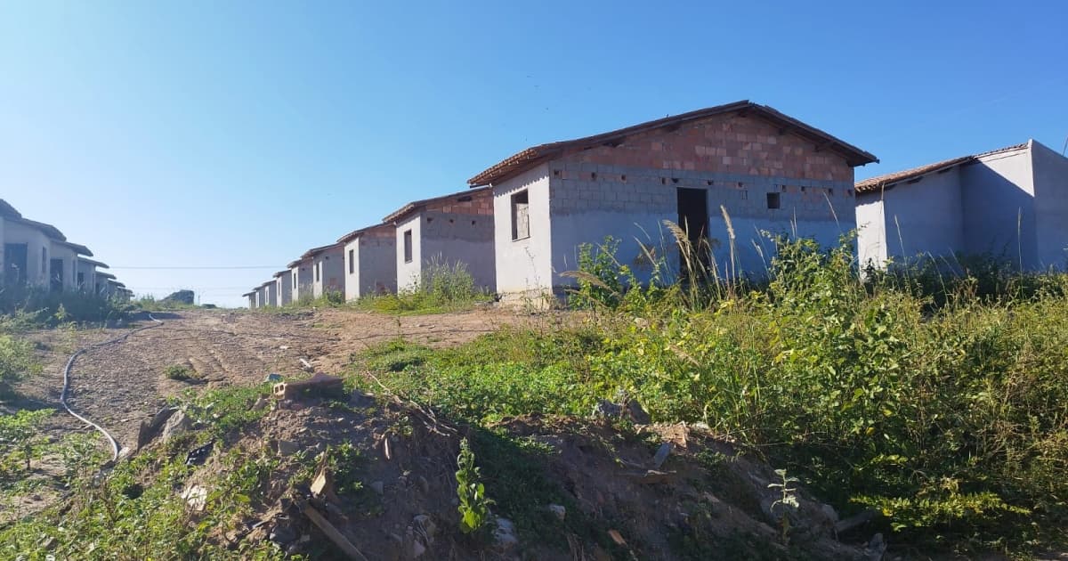 Denúncia mostra casas inacabadas no Extremo Sul baiano; 2 mil afetados por chuvas de 2021 esperam moradias
