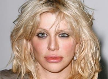 Courtney Love discute com dona de apartamento e chora