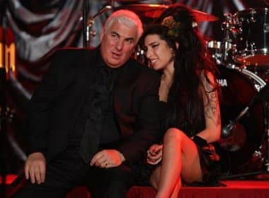 Pai de Amy Winehouse se diz surpreso com possível ilegalidade de autópsia