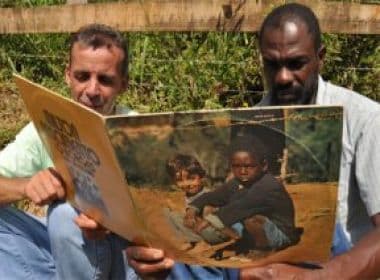 Jornal mineiro promove encontro dos dois meninos clicados em uma foto clássica da discografia brasileira
